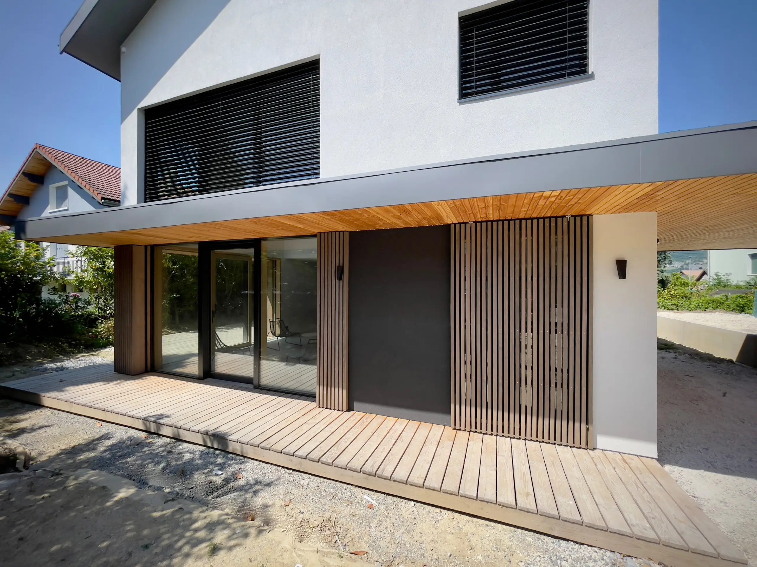 Maison passive certifiée à Chambéry, ossature bois, bardage douglas à claire-voie et enduit blanc cassé