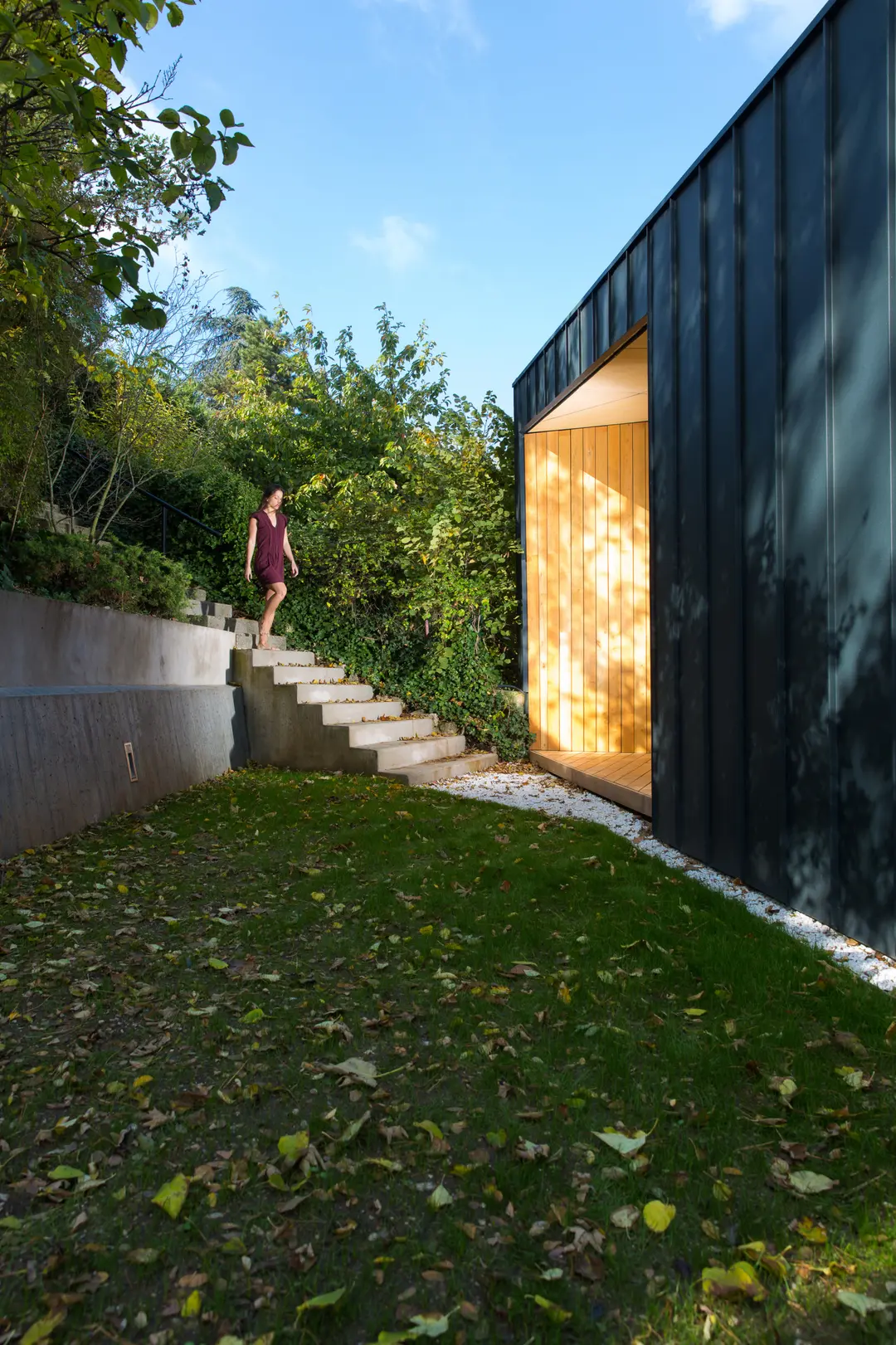 Maison bois contemporaine à Caluire, entrée en alcôve bois dans la façade zinc