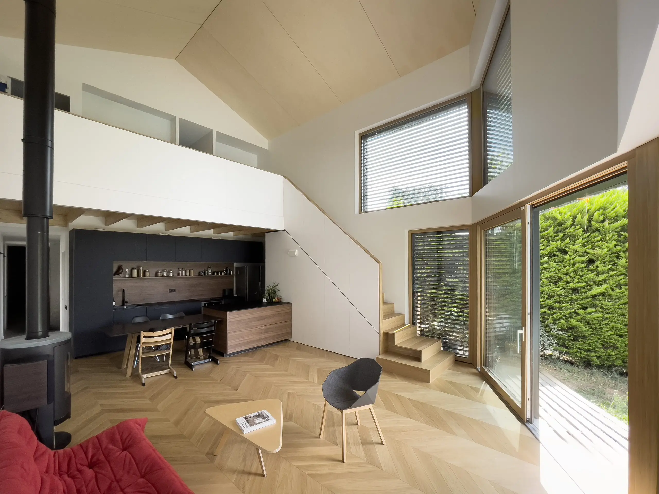 Maison passive en ossature bois à Francheville, séjour en double hauteur avec plafond bois et grandes baies triple vitrage