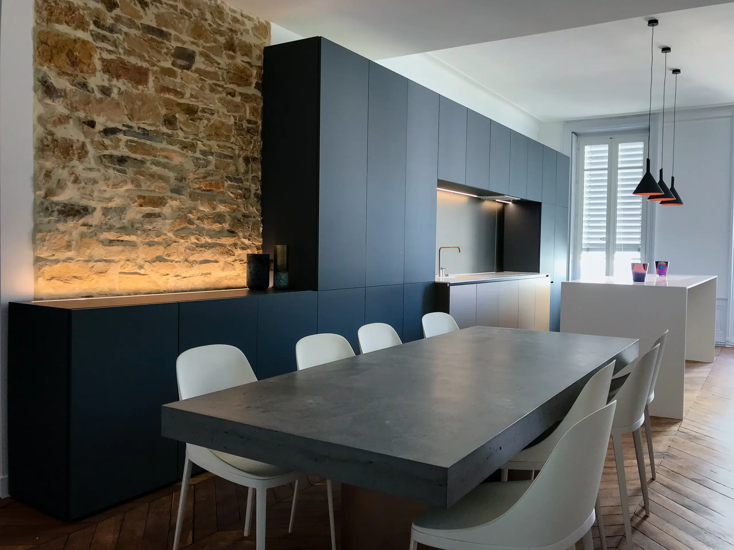 Appartement canut rénové sur la presqu'île de Lyon, salle à manger et cuisine contemporaine sous les moulures