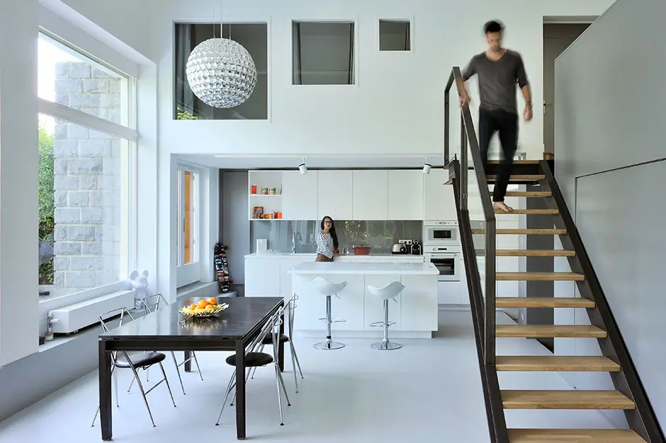 Triplex sur les hauteurs de Lyon, salon ouvert sur le jardin après rénovation complète