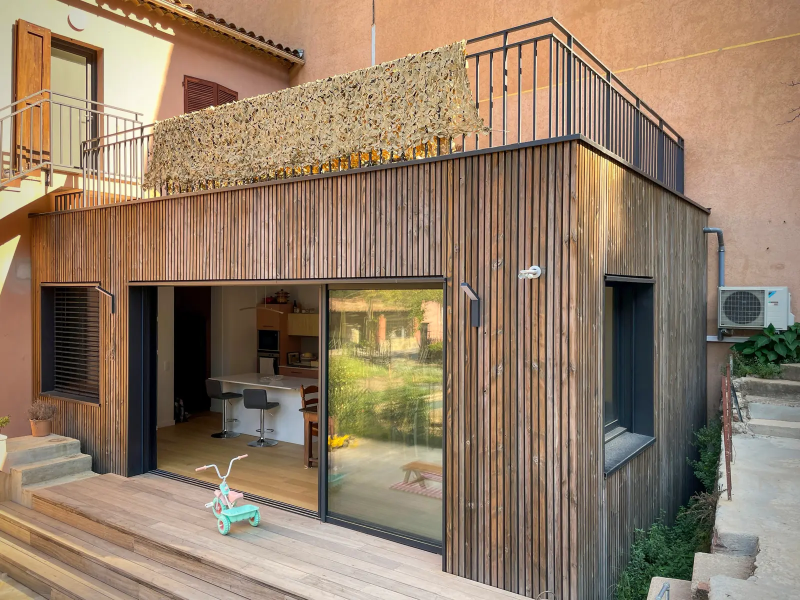 Extension en ossature bois à Cannes, structure contemporaine légère adossée au bâti existant