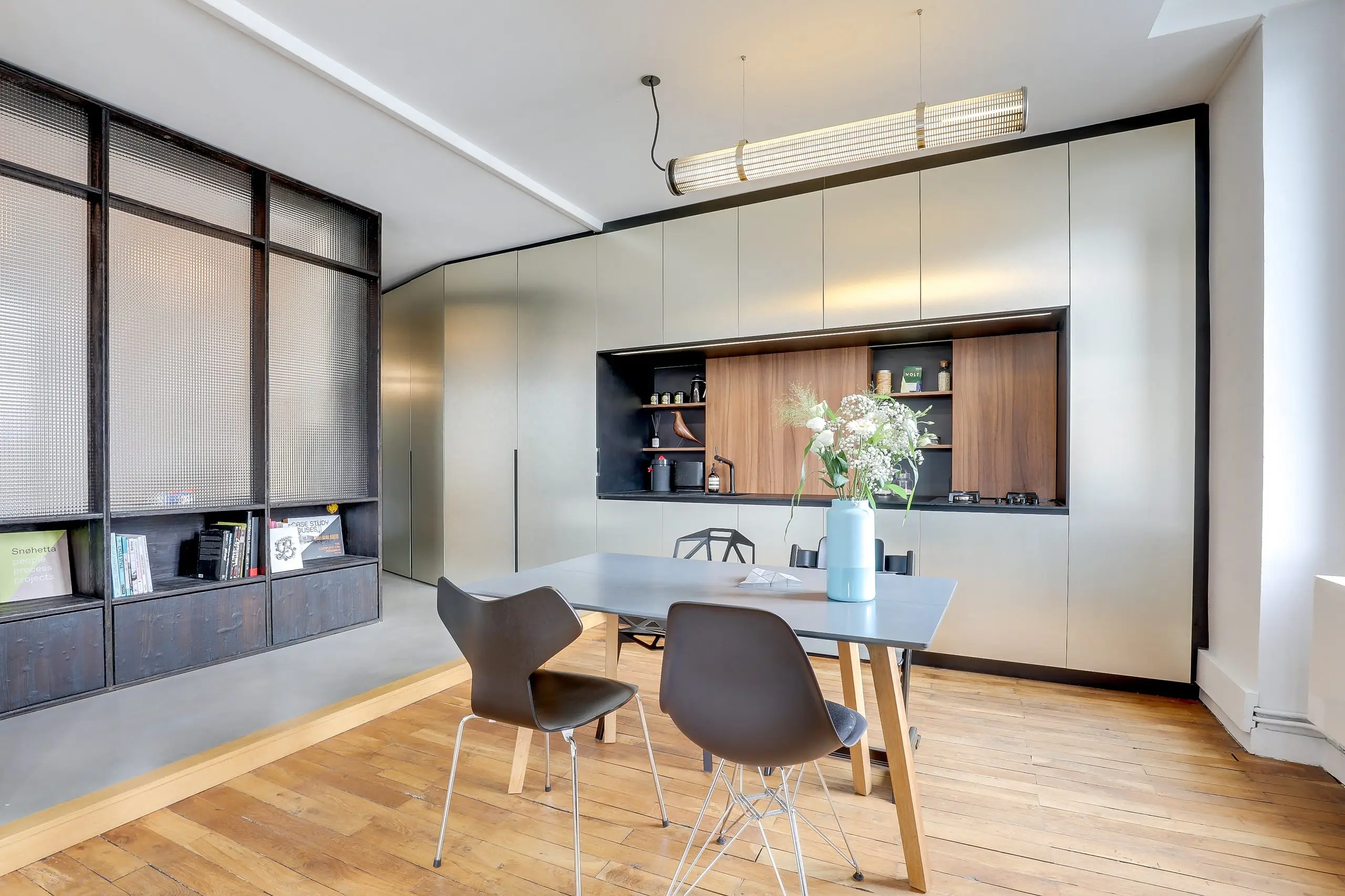 Rénovation d'appartement à Lyon, verrière en bois brûlé créant une chambre en second jour
