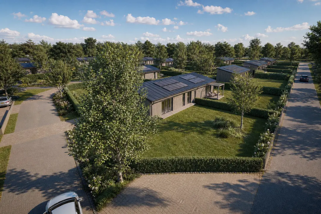 Vue aérienne de l'éco-quartier de Bletterans : maisons passives de plain-pied en ossature bois, toitures solaires, haies et venelles pavées