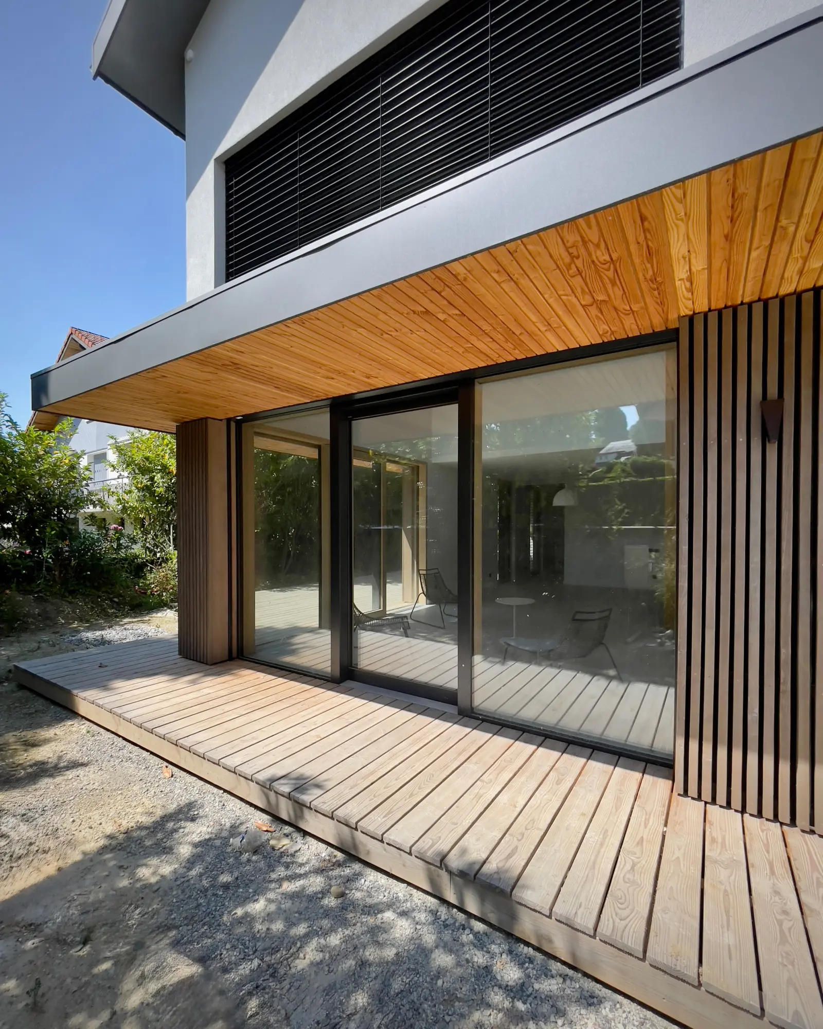 Maison passive de Chambéry, volumétrie à deux pans avec annexe à toiture plate et carport intégré