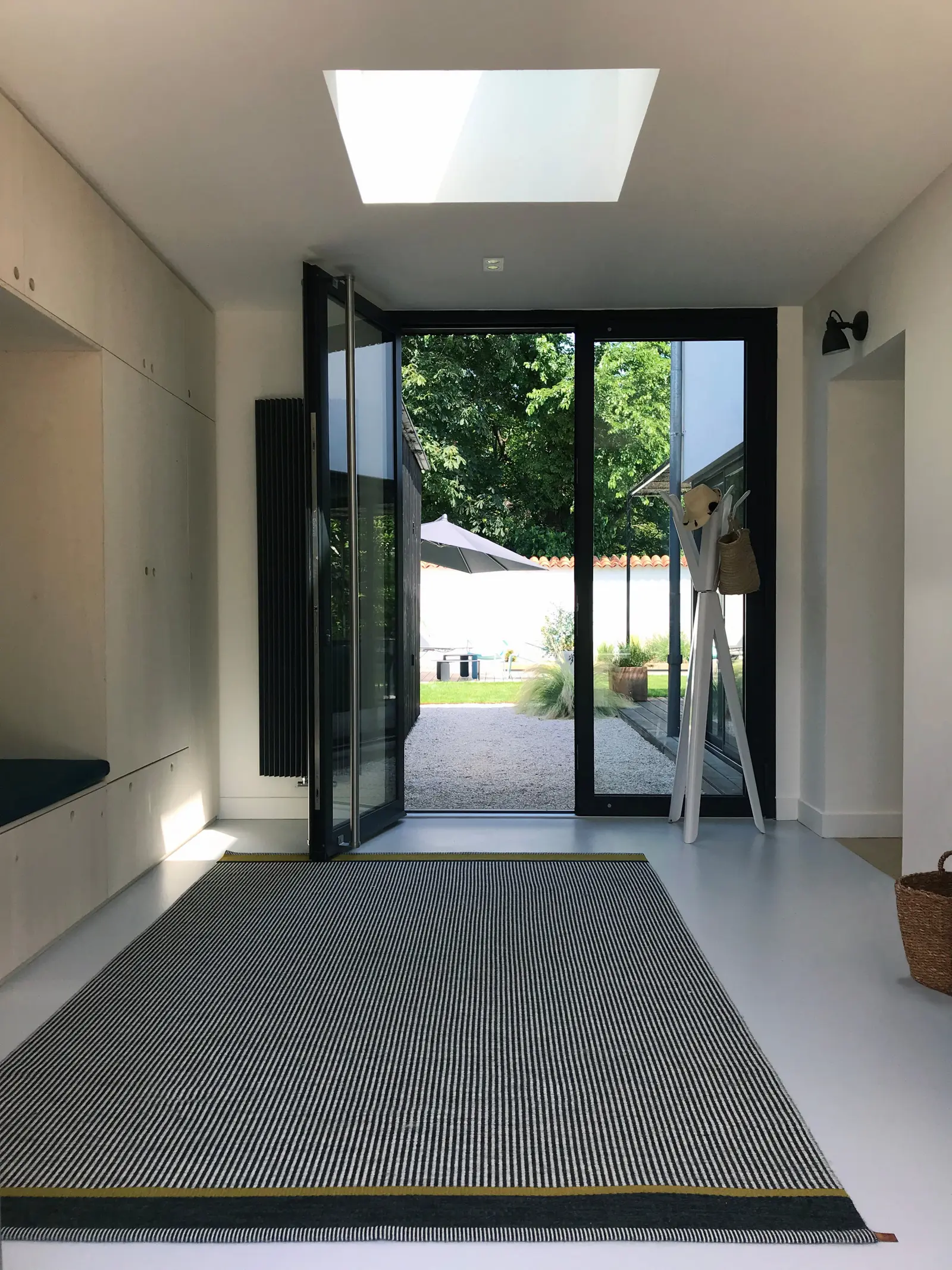 Extension bois brûlé ouverte sur le jardin, maison années 50 à Lyon