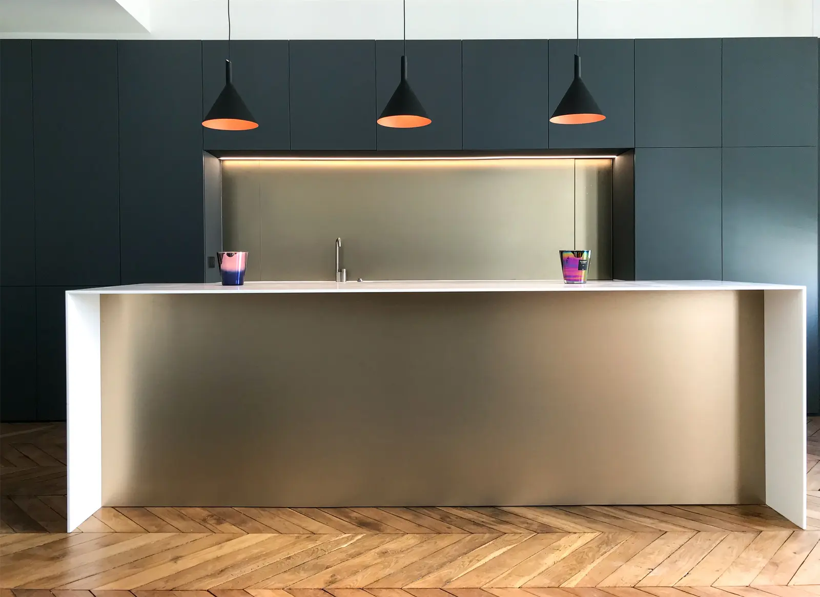Cuisine contemporaine sur-mesure dans l'appartement canut lyonnais