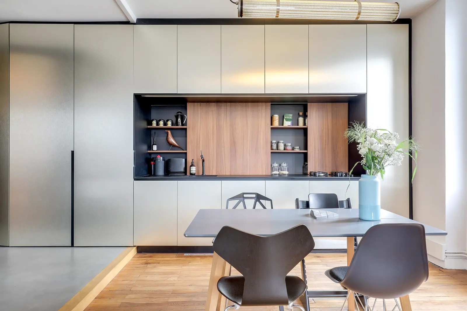 Cuisine en placage métallique couleur champagne de l'appartement rénové à Lyon