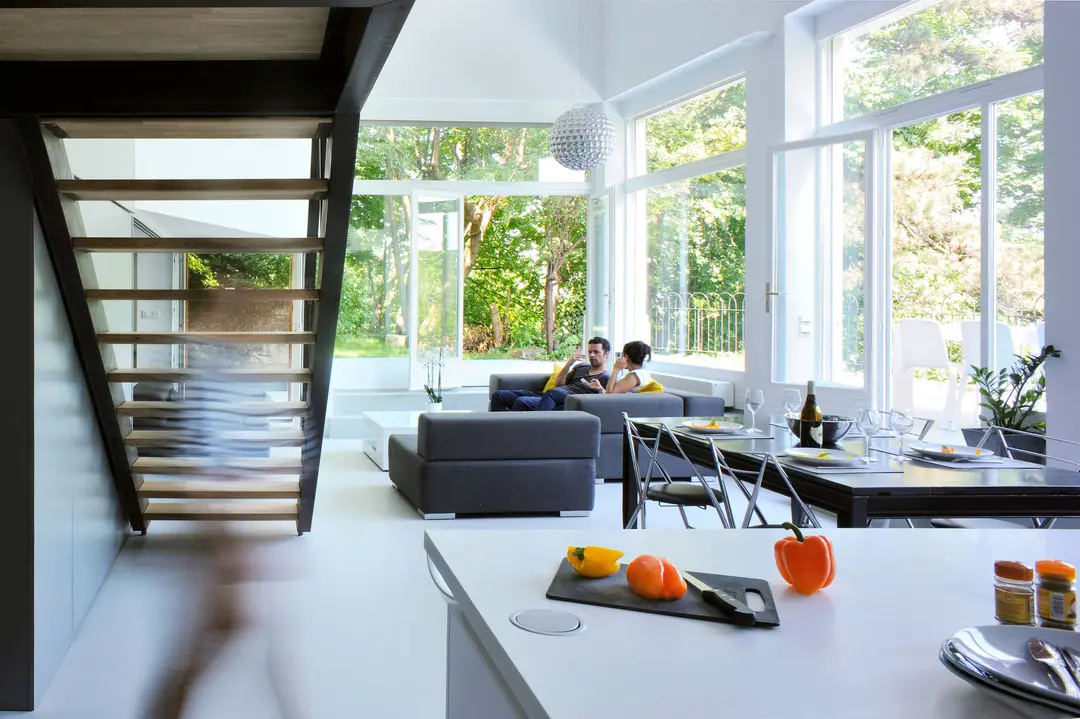 Salon du triplex de Sainte-Foy-lès-Lyon largement ouvert sur l'extérieur, rénovation complète sur trois niveaux
