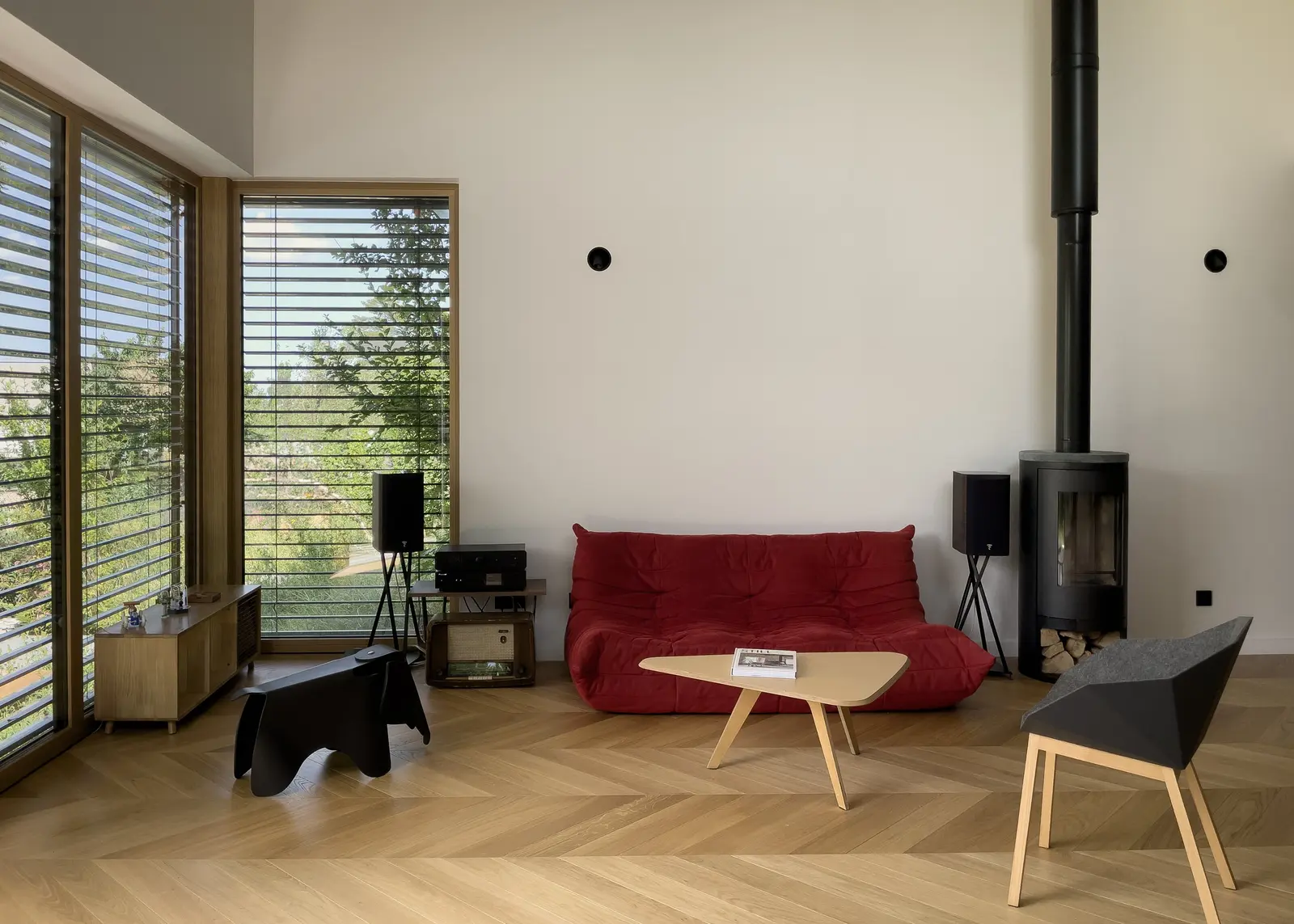 Pièce de vie de la maison passive de Francheville, plafond en bois contreplaqué et lumière traversante