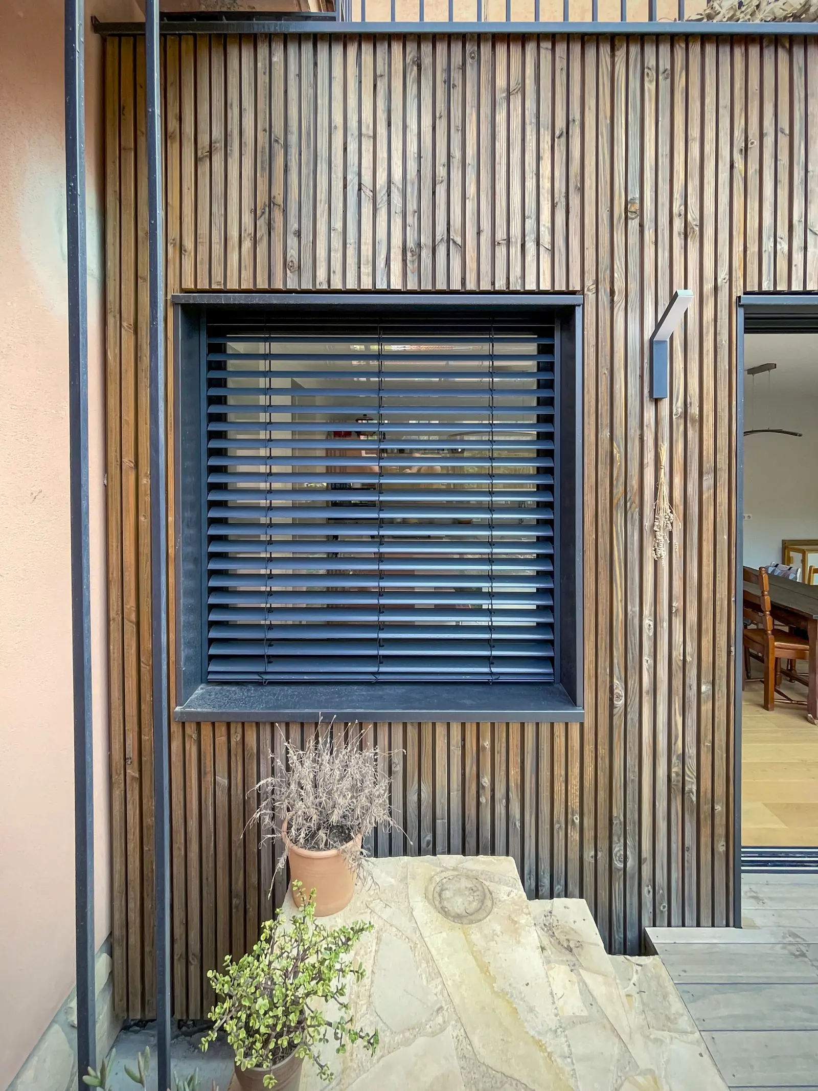 Dialogue entre le bâti traditionnel et l'extension bois contemporaine