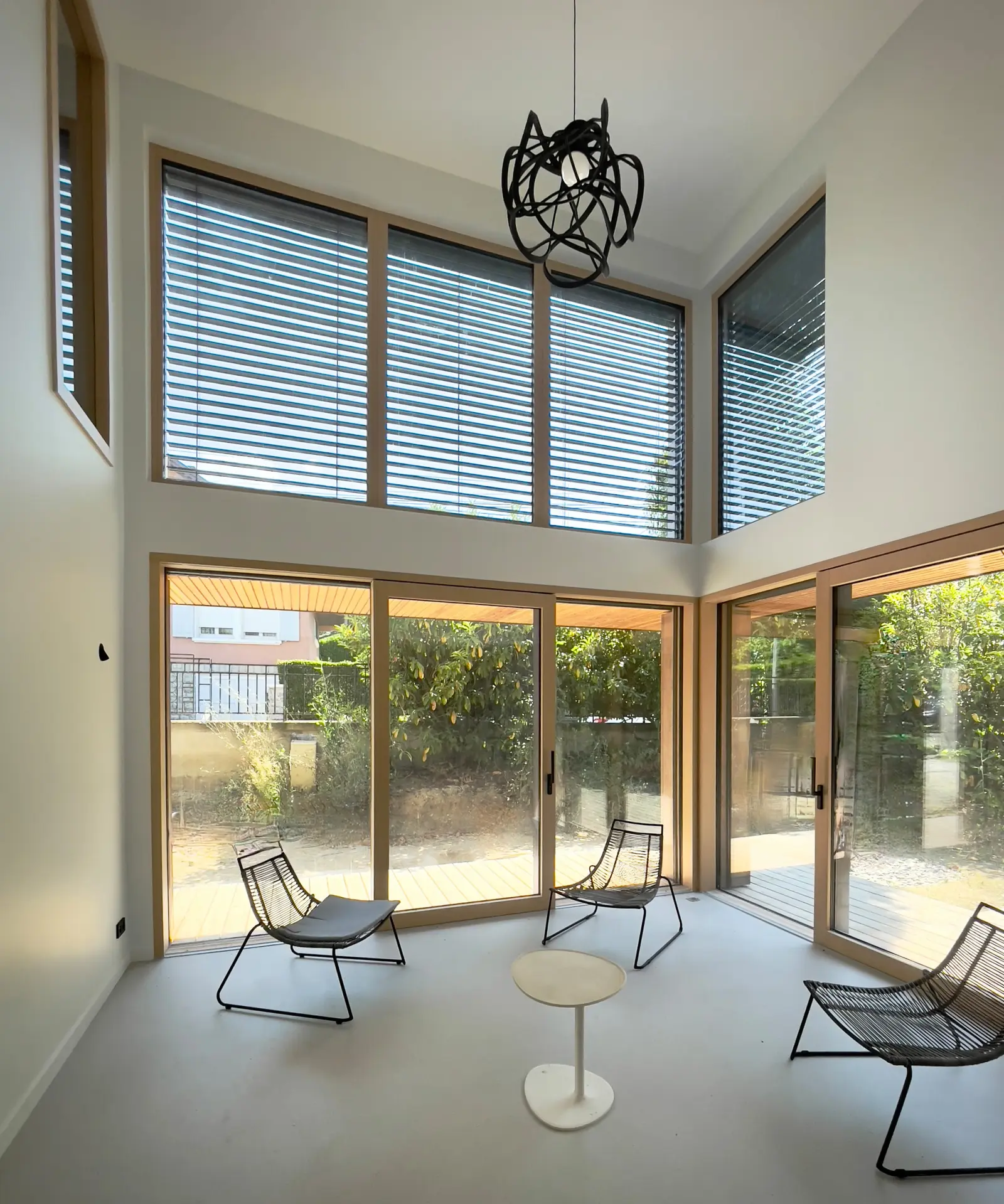 Façade sud de la maison passive de Chambéry, grandes ouvertures protégées par des casquettes solaires
