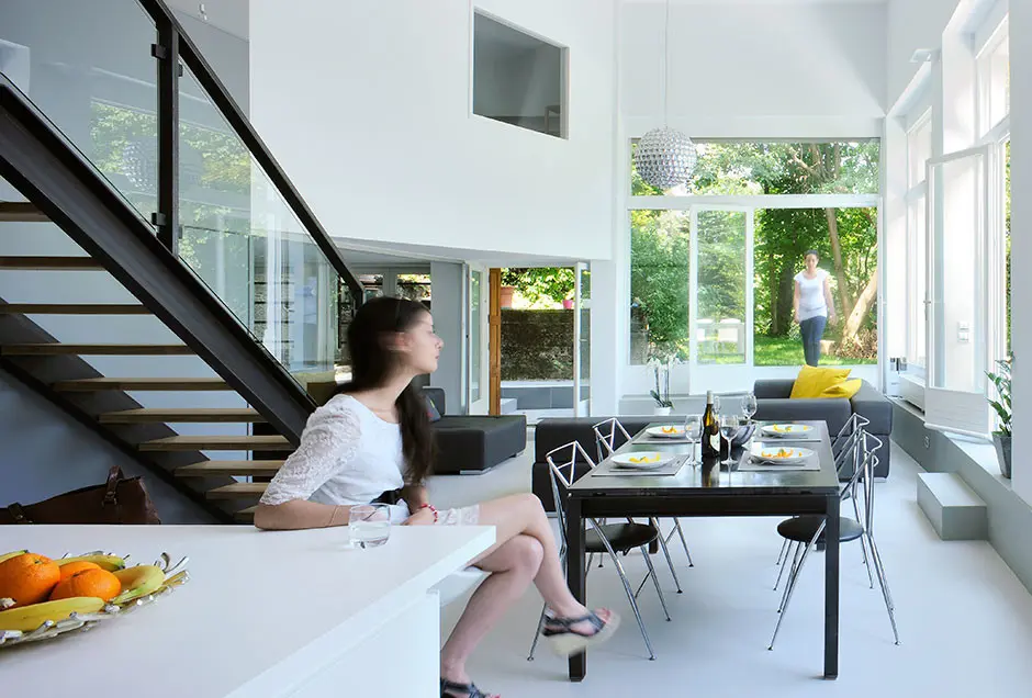 Escalier métallique sur-mesure reliant les niveaux du triplex