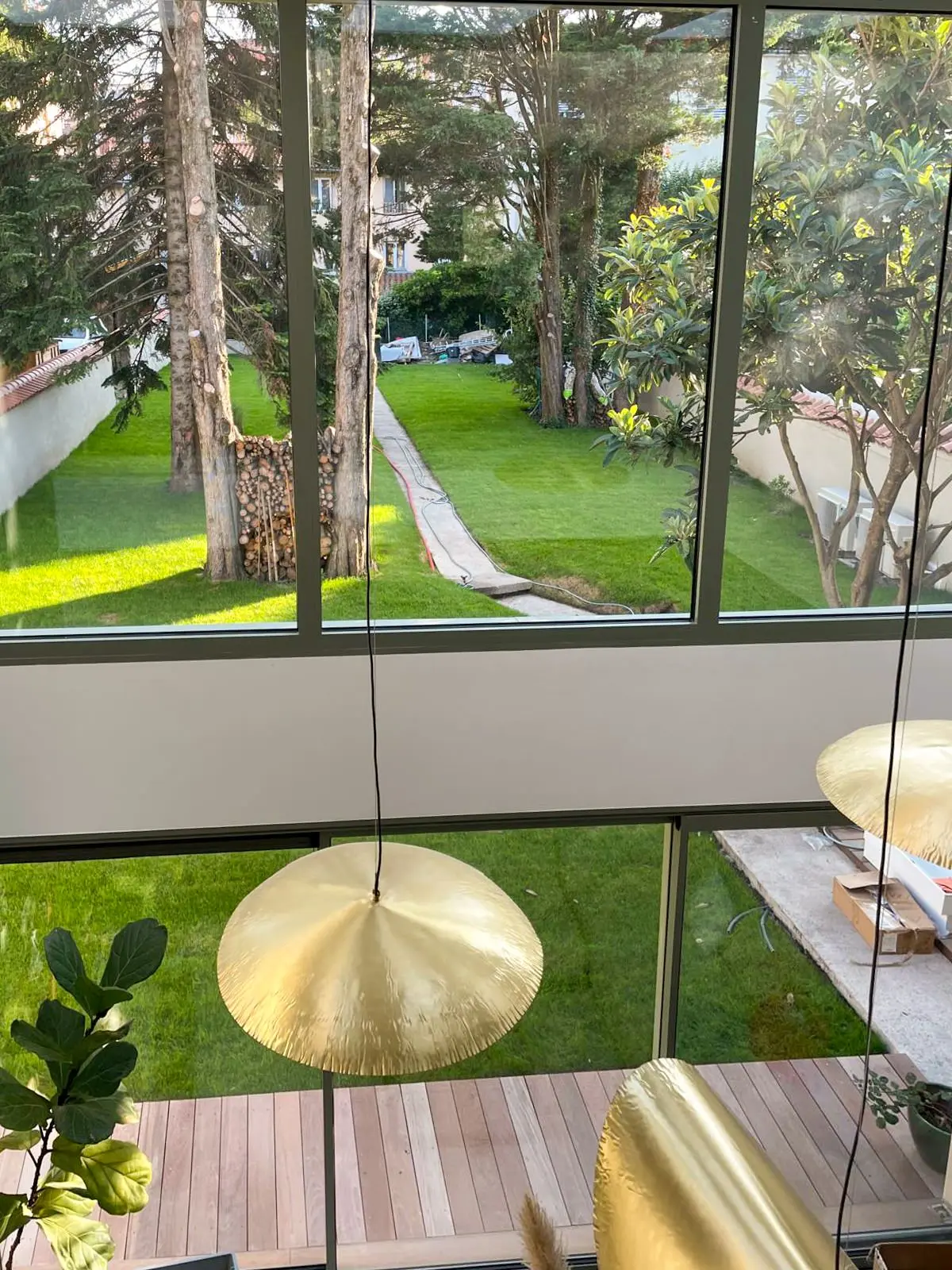 Vue depuis la mezzanine de la maison de Fourvière, baies ouvertes sur le jardin arboré