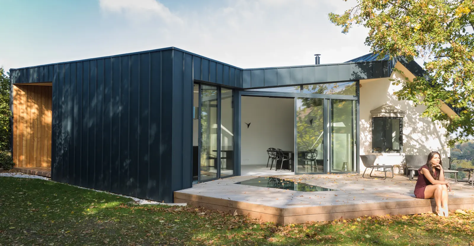 Façade en zinc à joint debout de la maison contemporaine de Caluire, toiture à deux pans inversés