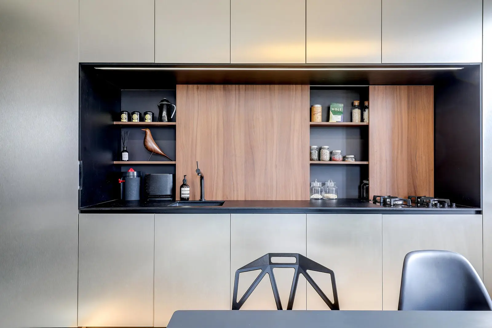 Cuisine minimaliste de l'appartement de Lyon, électroménager entièrement dissimulé