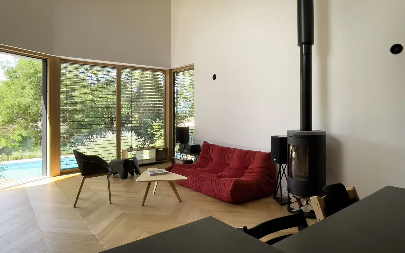 Maison passive de Francheville, vue du séjour largement ouvert sur le jardin