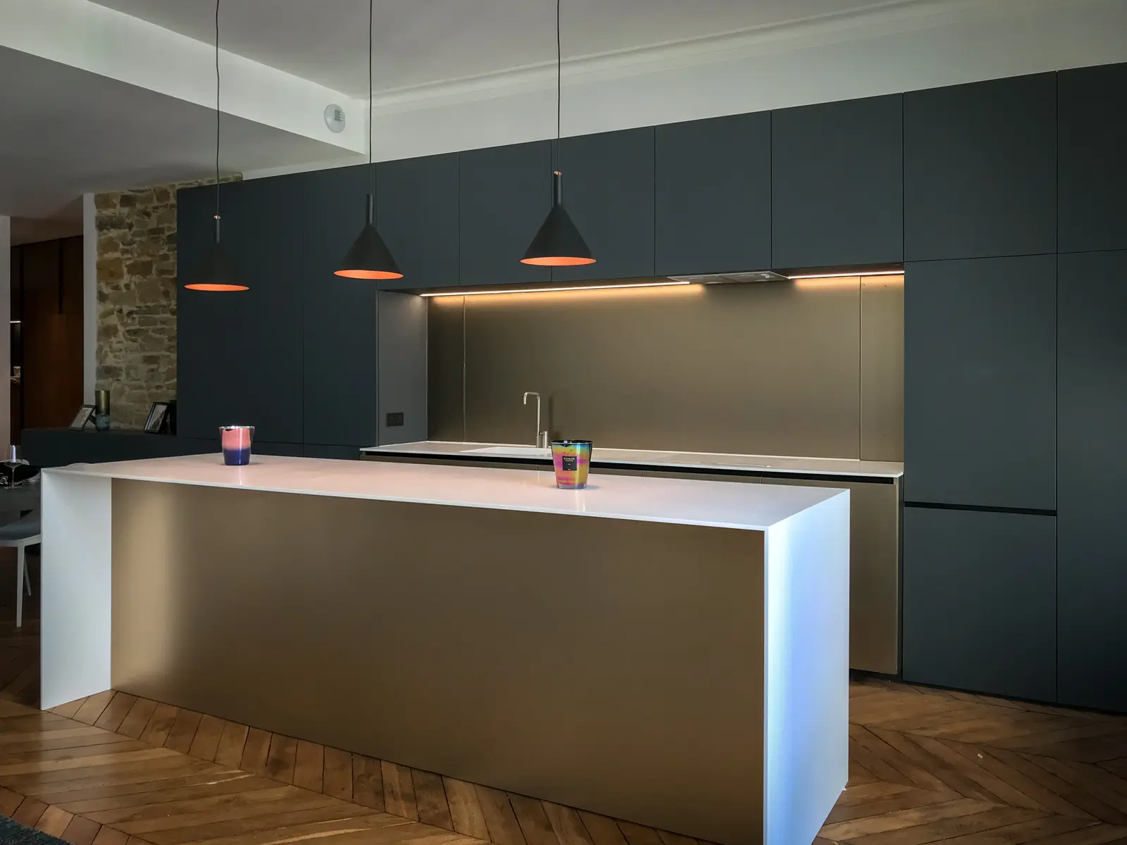Cuisine contemporaine de l'appartement ancien, façades sans poignées et plan minéral