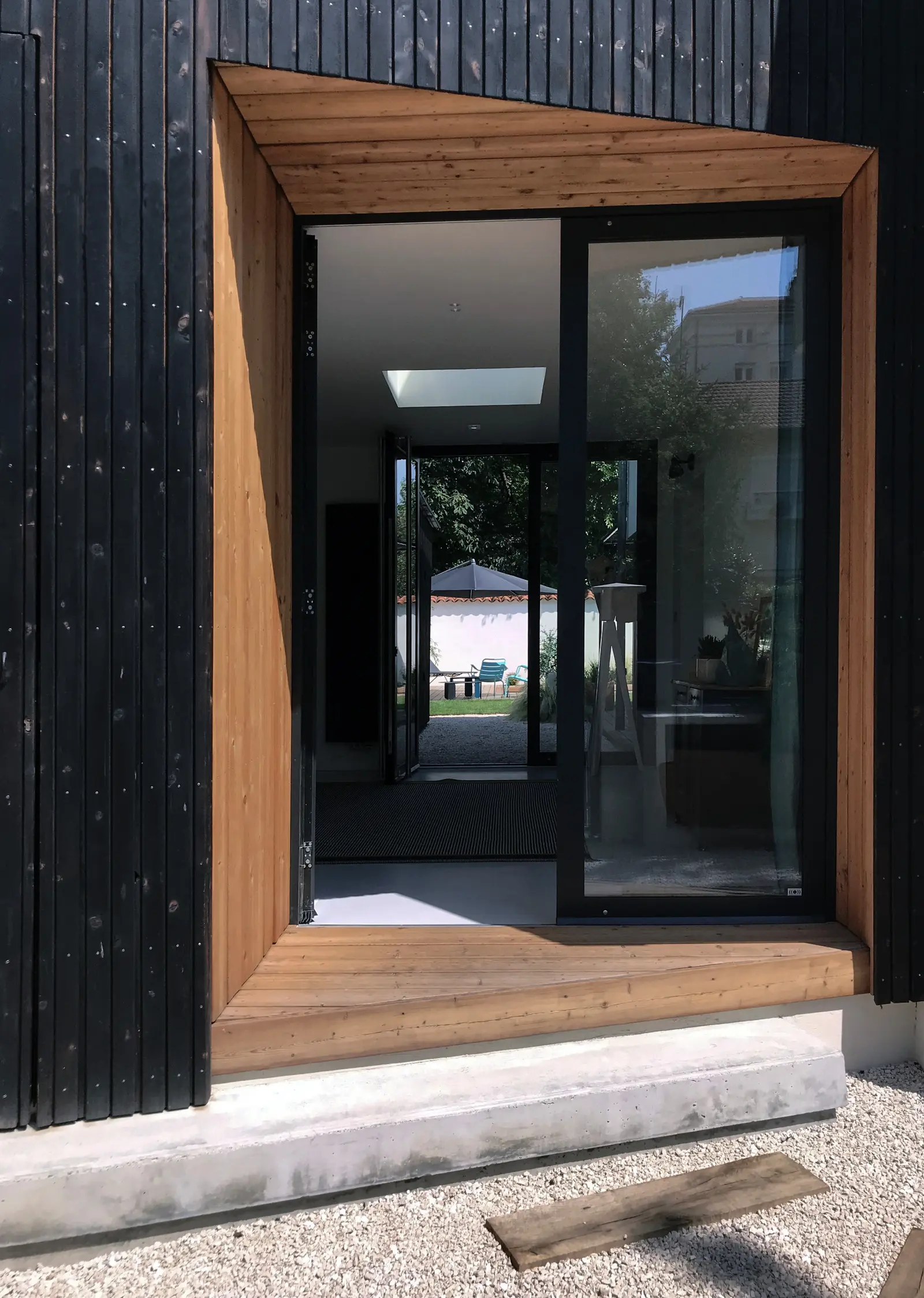 Entrée de l'extension traversante donnant sur le jardin