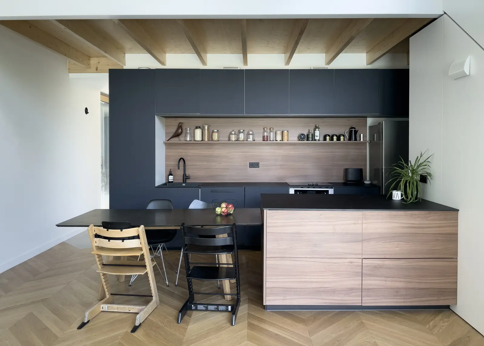 Cuisine ouverte de la maison passive de Francheville, îlot avec table intégrée et façades Fenix bleu
