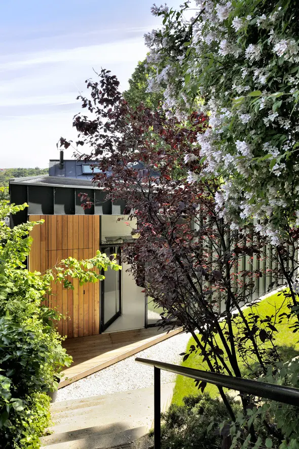 Arrivée en hauteur sur la maison bois de Caluire, vue sur la toiture triangulaire en zinc