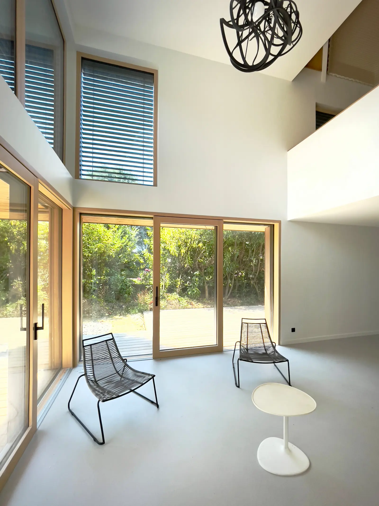 Maison passive ossature bois à Chambéry, dialogue entre enduit blanc et bois en façade