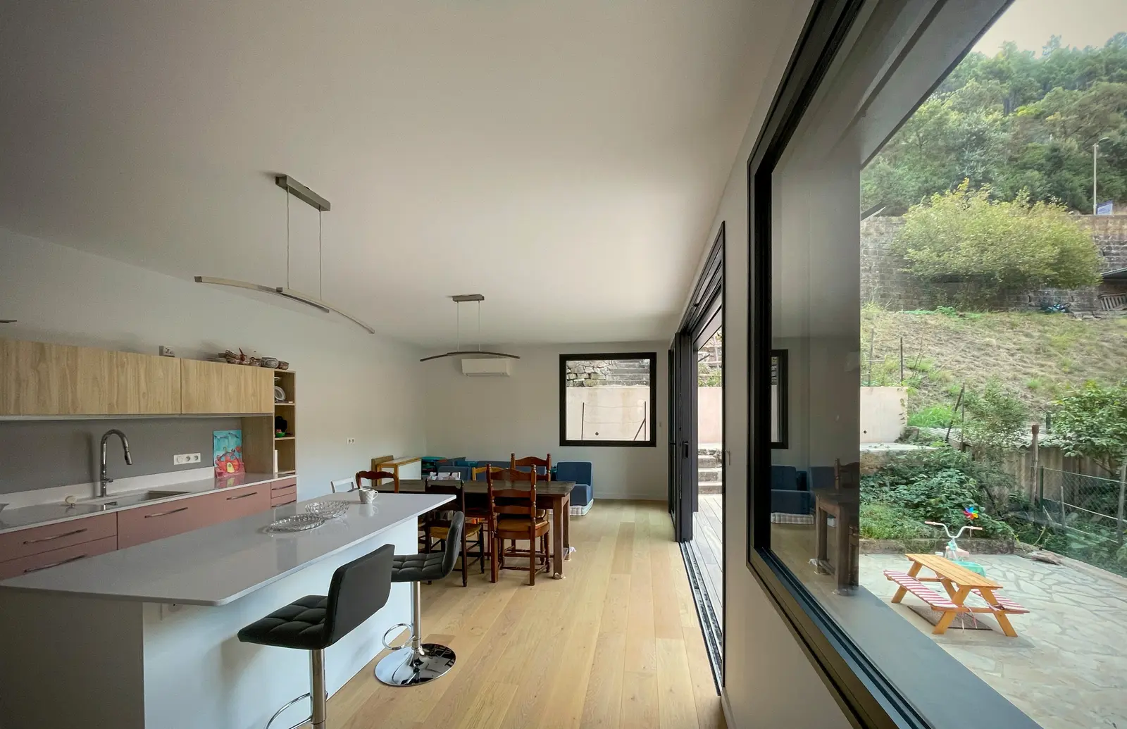 Intérieur lumineux de l'extension en ossature bois, design minimaliste et chaleureux