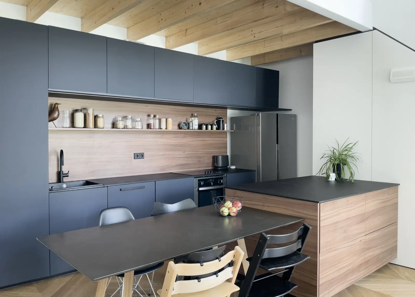 Cuisine sur-mesure de la maison passive de Francheville, portes Fenix bleu et plan de travail toute hauteur