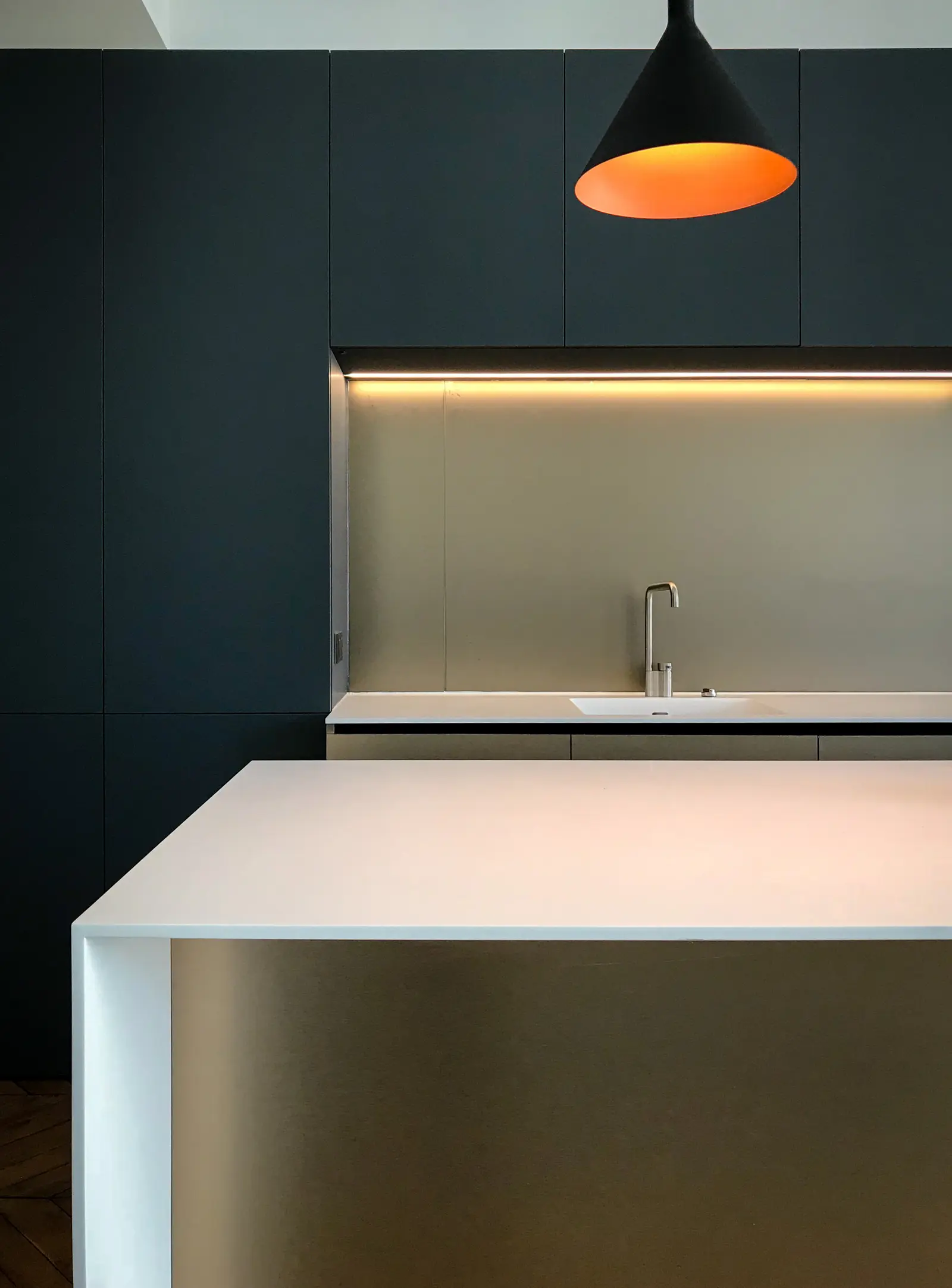 Détail de la cuisine contemporaine dans l'appartement canut de Lyon