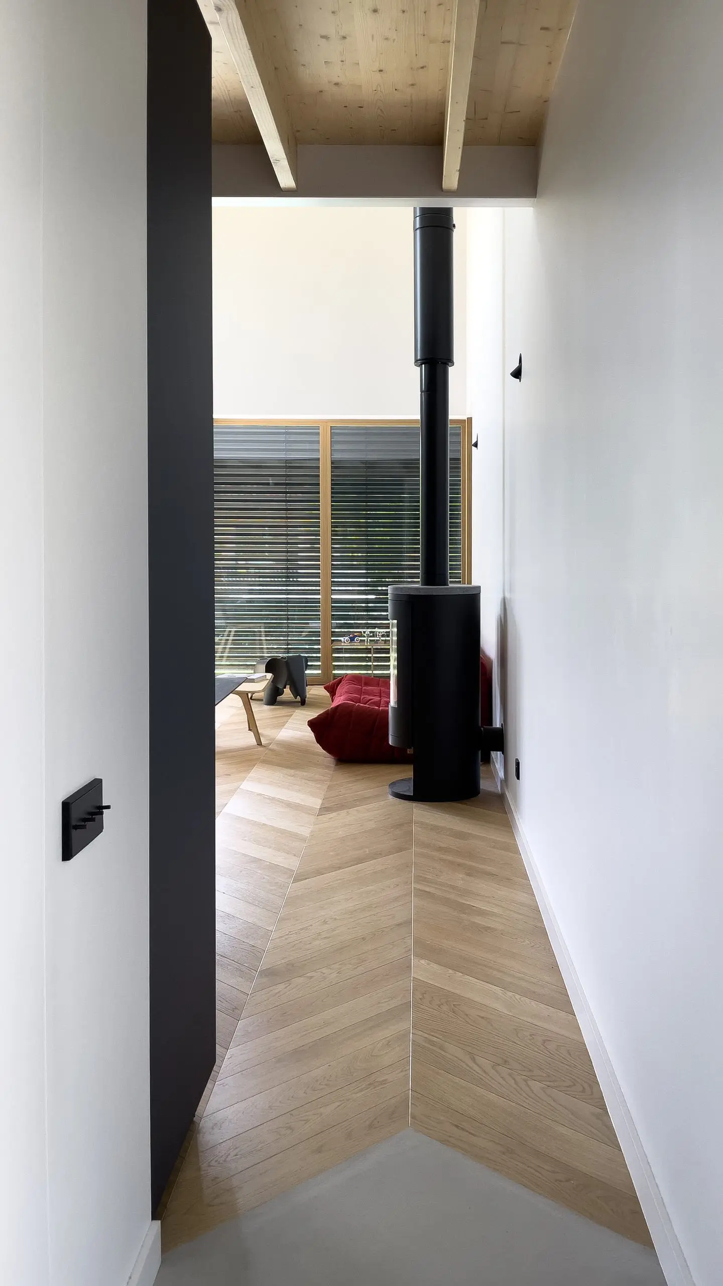 Couloir d'accès aux pièces de vie de la maison passive de Francheville, délimitation au sol entre les espaces