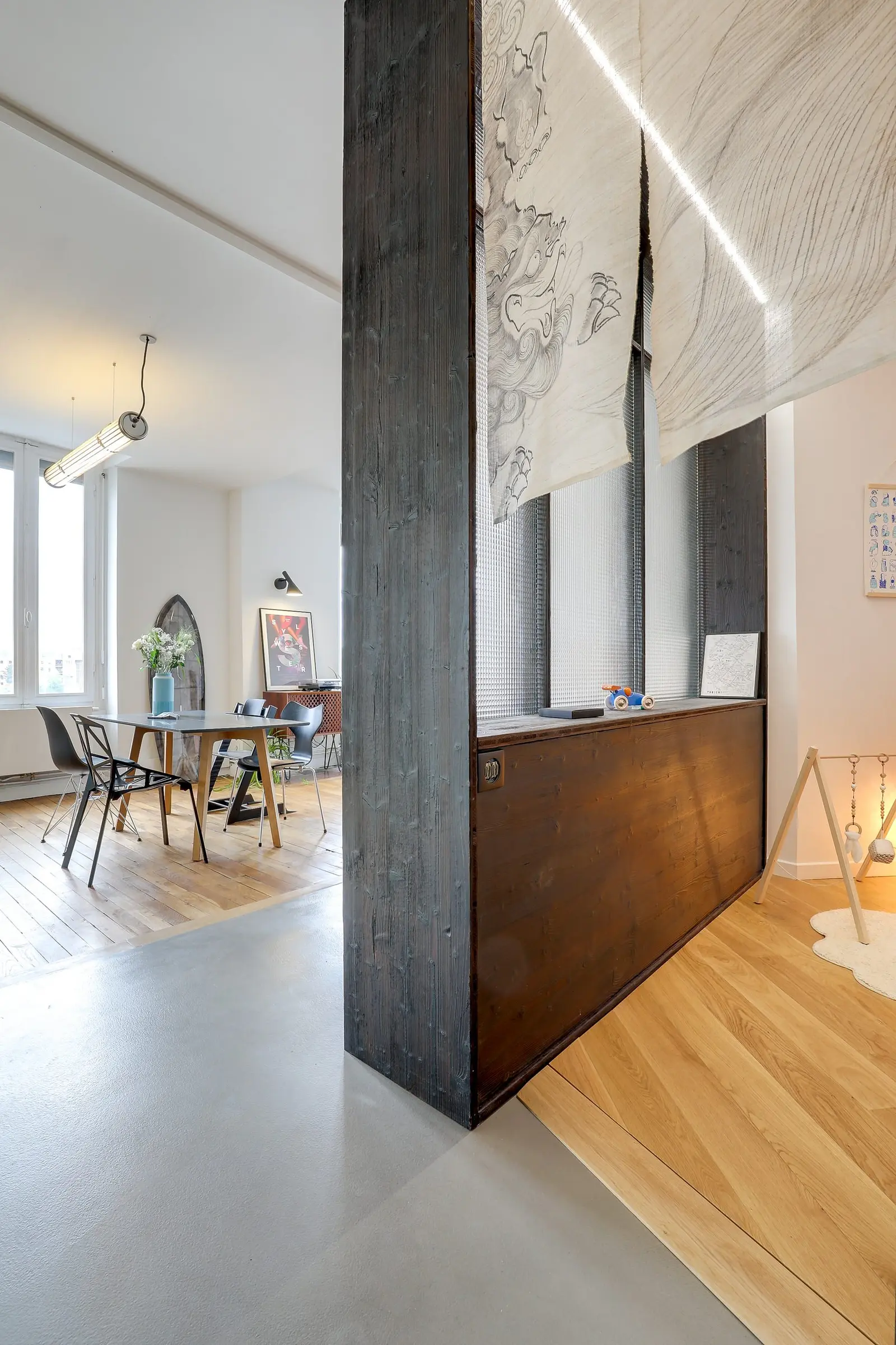 Vue de la pièce de vie rénovée de l'appartement lyonnais