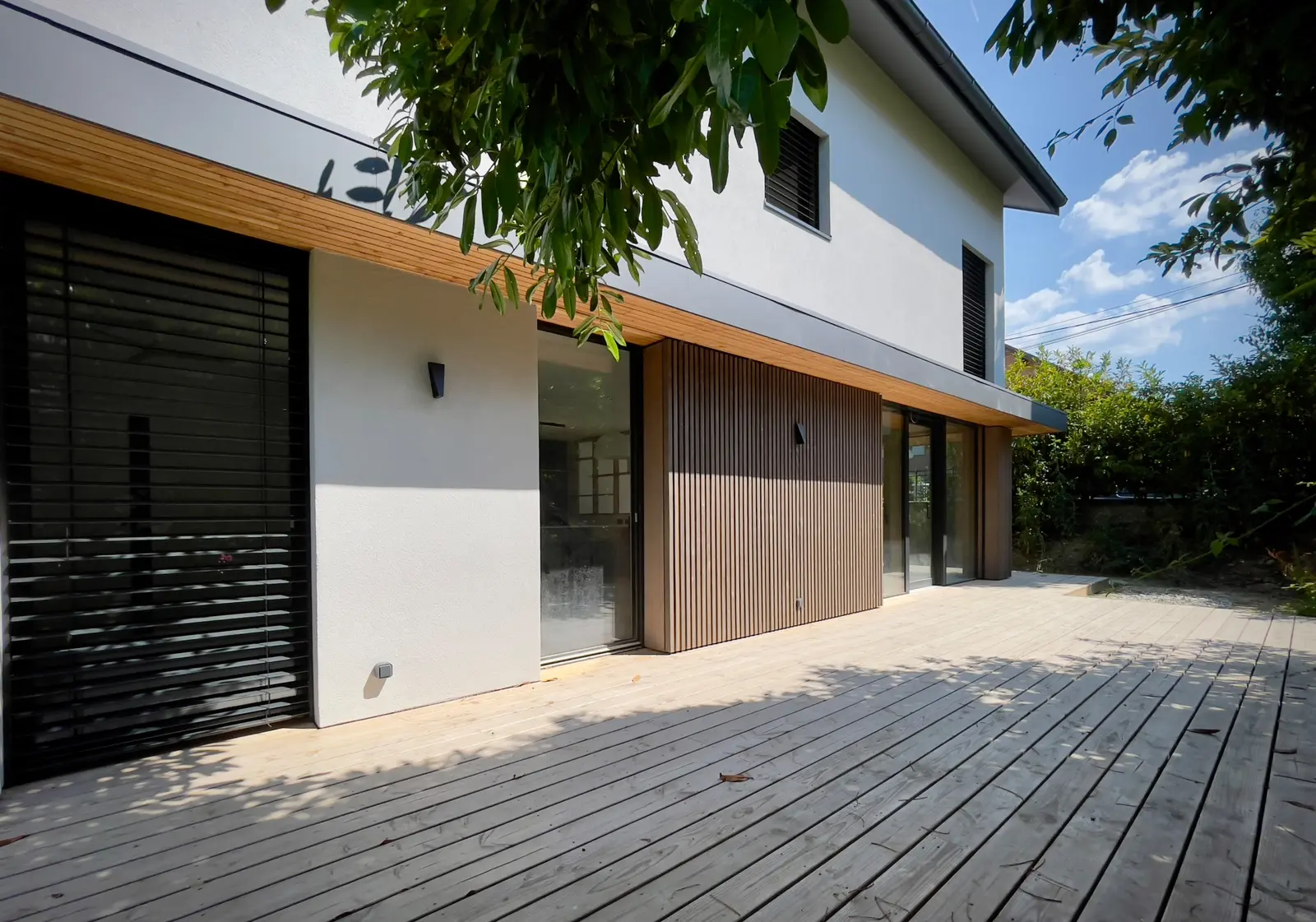 Espace de vie central de la maison passive de Chambéry, articulant les trois niveaux