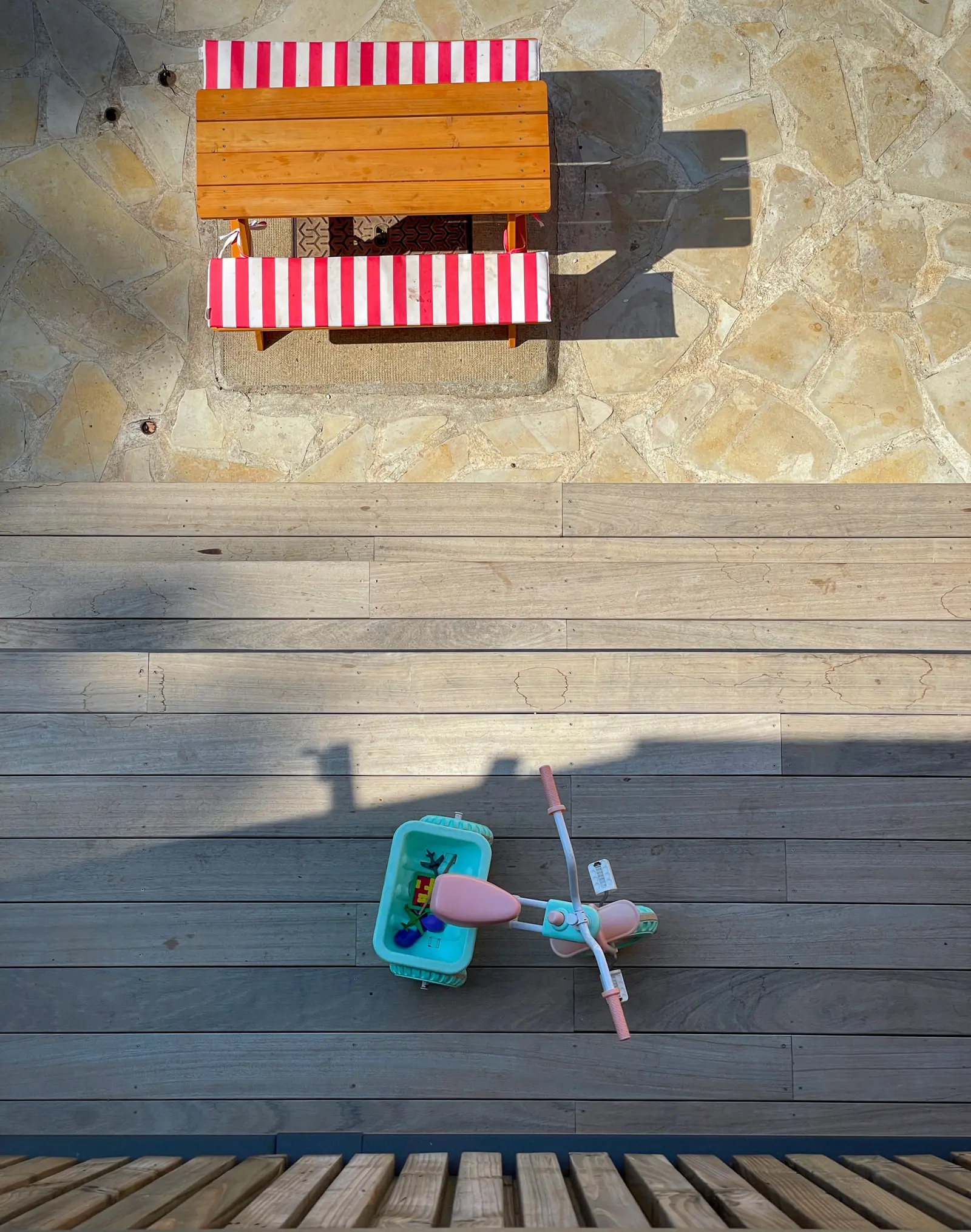 Extension contemporaine en ossature bois sur la Côte d'Azur, vue d'ensemble