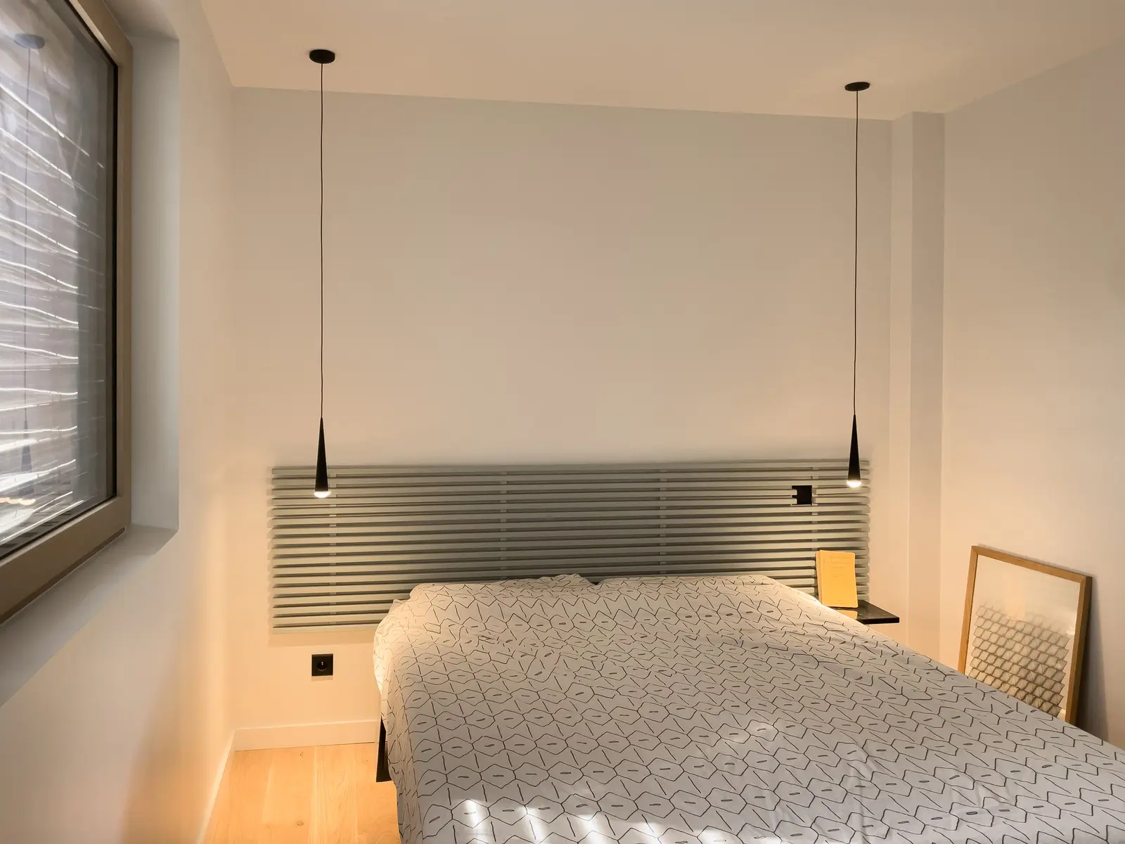 Chambre d'amis de la maison passive de Francheville, ouverture carrée en triple vitrage