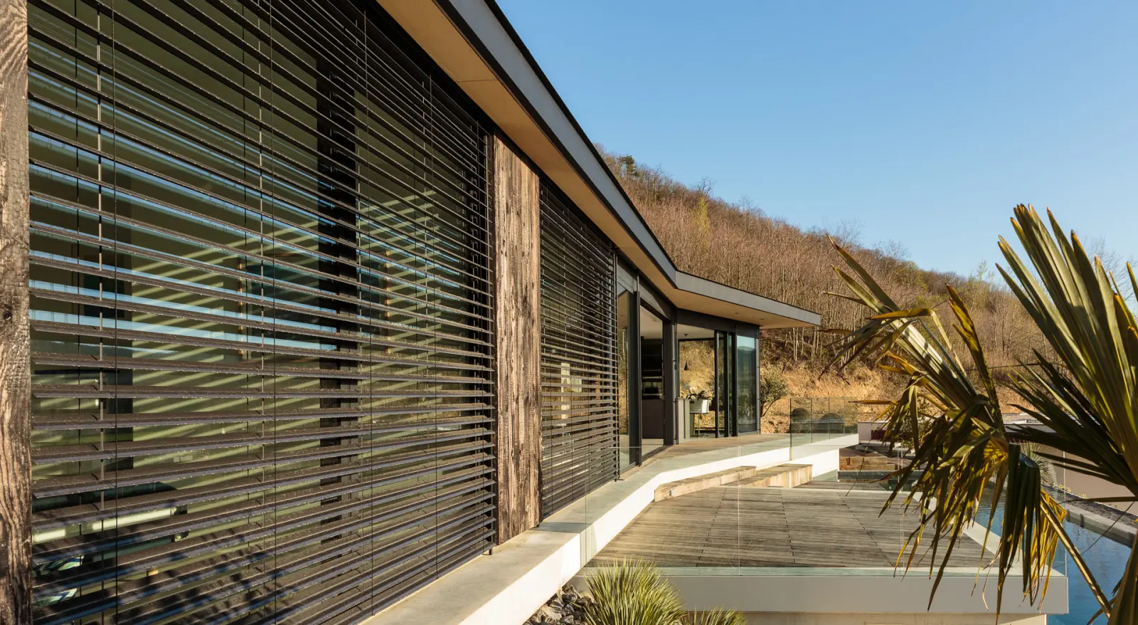 Vue intérieure de la maison ossature bois, pièce de vie ouverte sur la vallée