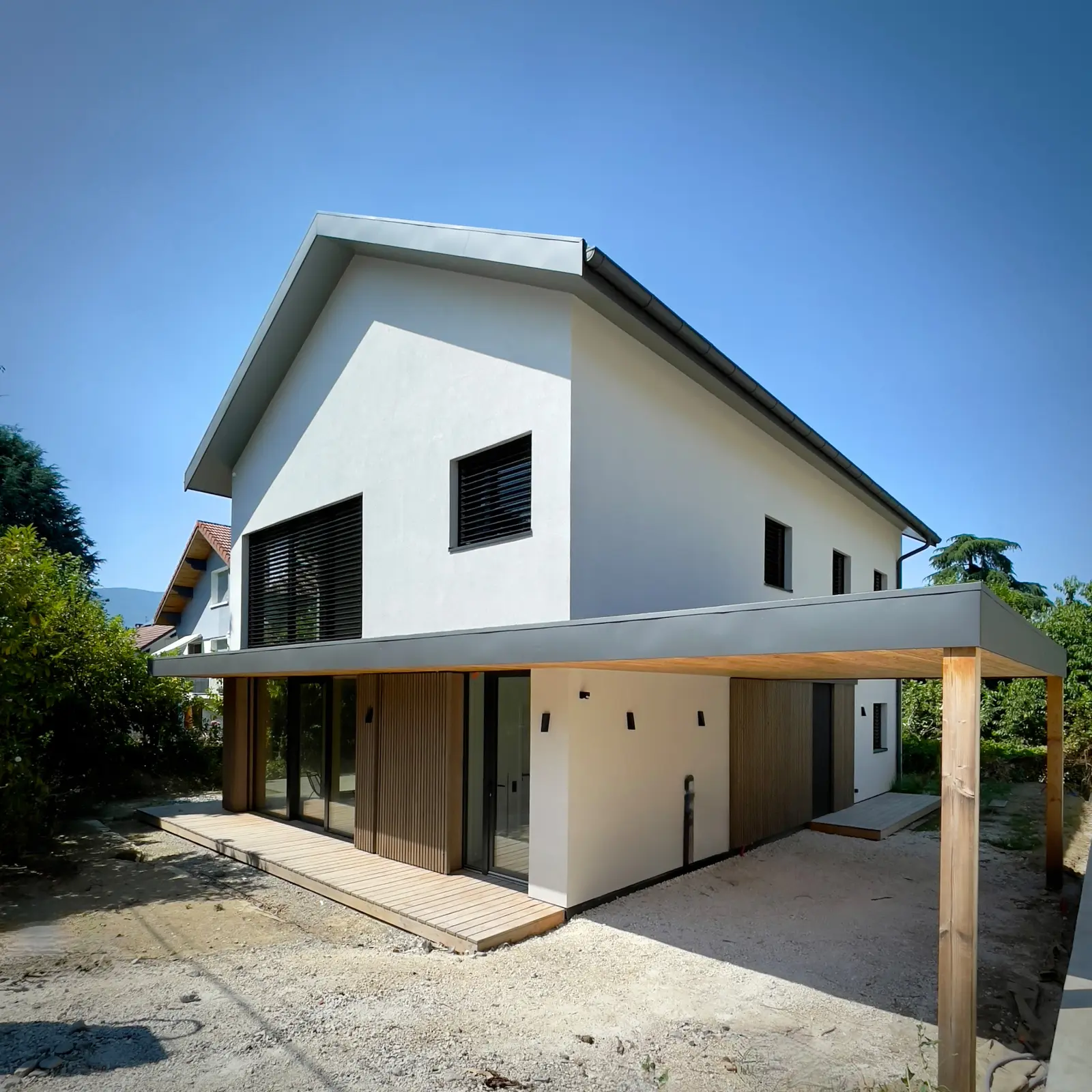 Intérieur de la maison passive de Chambéry, lumière naturelle des grandes baies triple vitrage