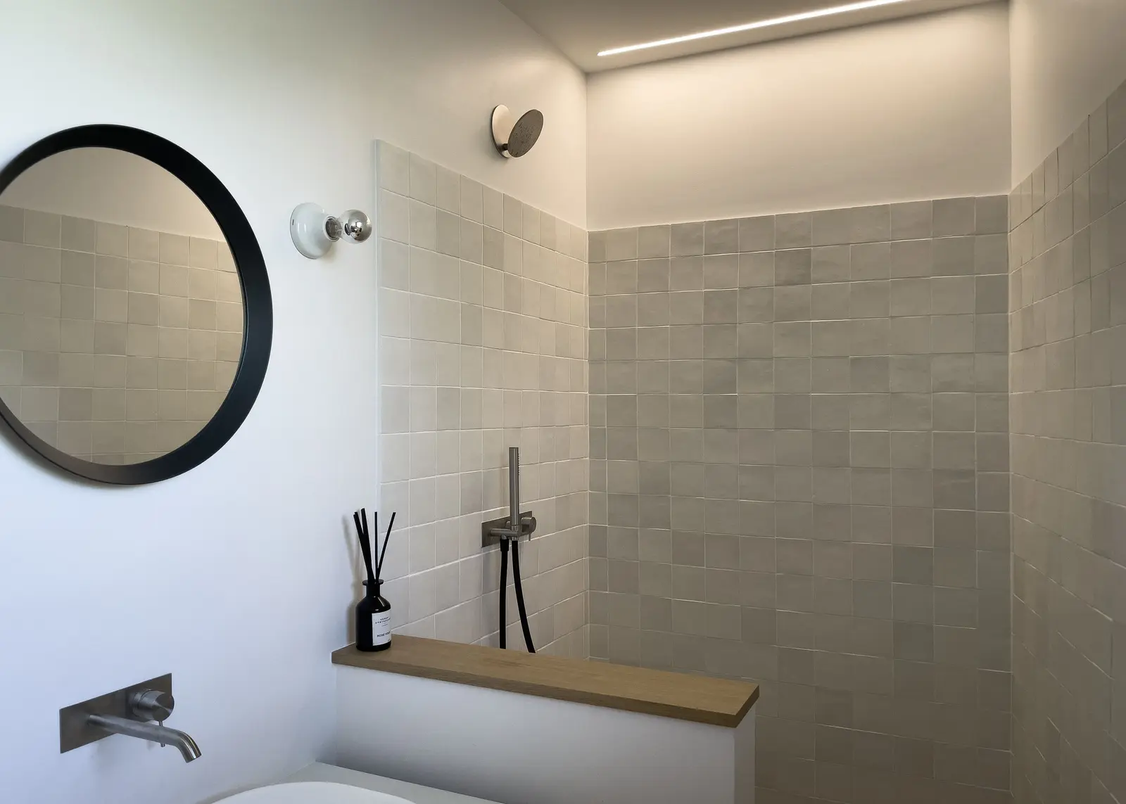 Salle de bain parentale de la maison passive de Francheville, douche à l'italienne et petits carreaux