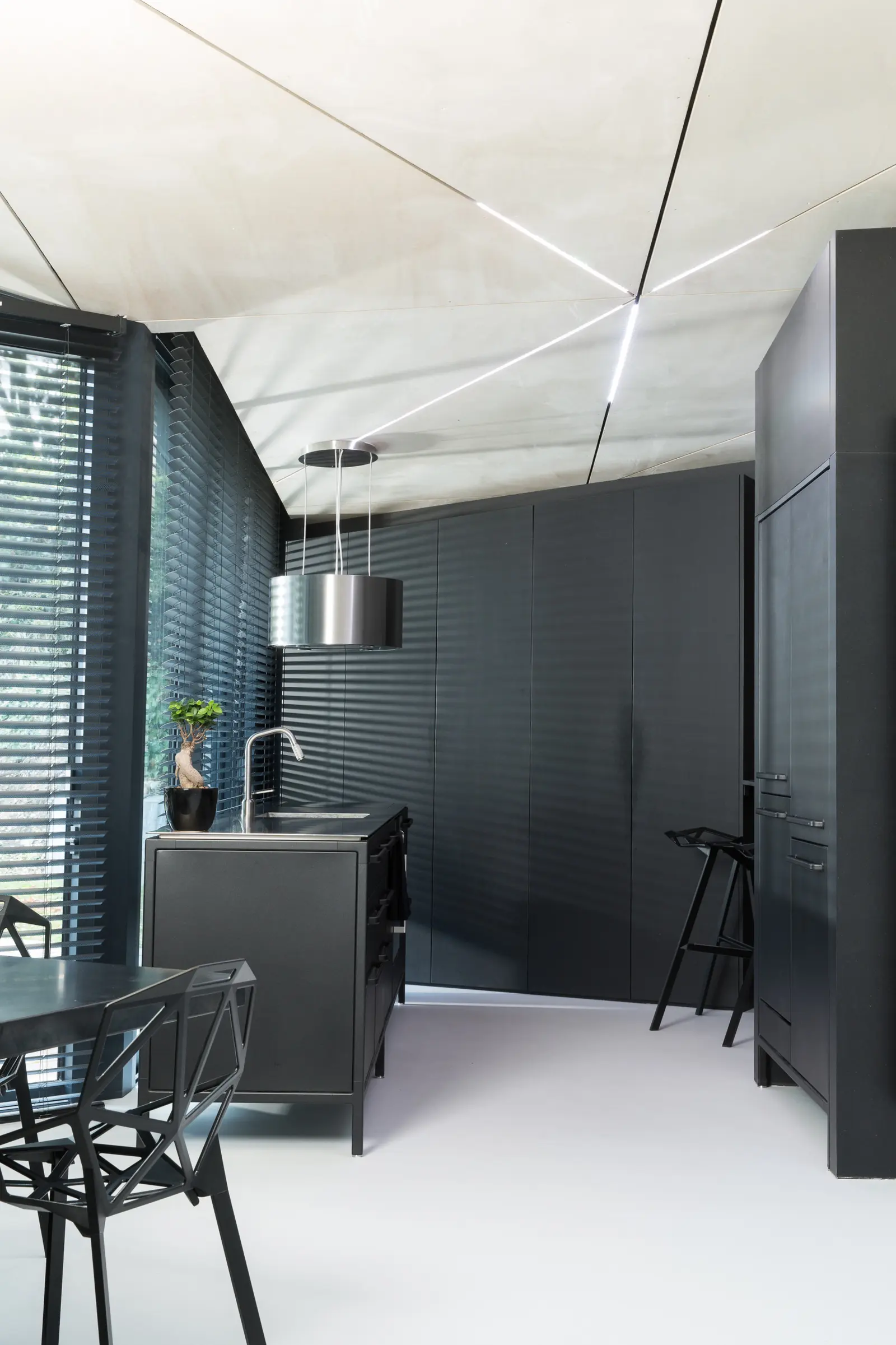 Cuisine minimaliste noire de la maison bois contemporaine de Caluire
