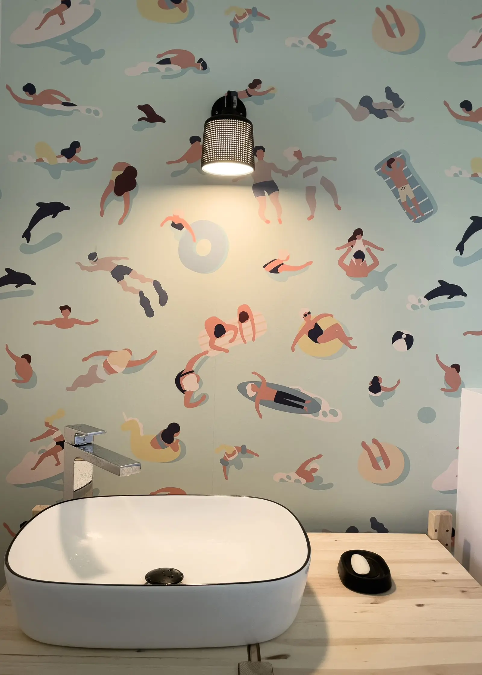 Salle de bain enfant de la maison passive de Francheville, papier peint ludique et vasque émaillée
