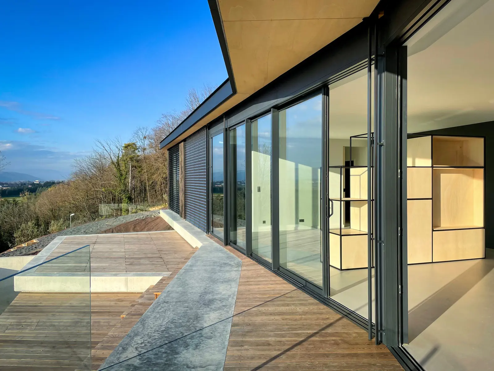 Maison bois brûlé de Beausemblant, vue extérieure depuis le jardin en contrebas