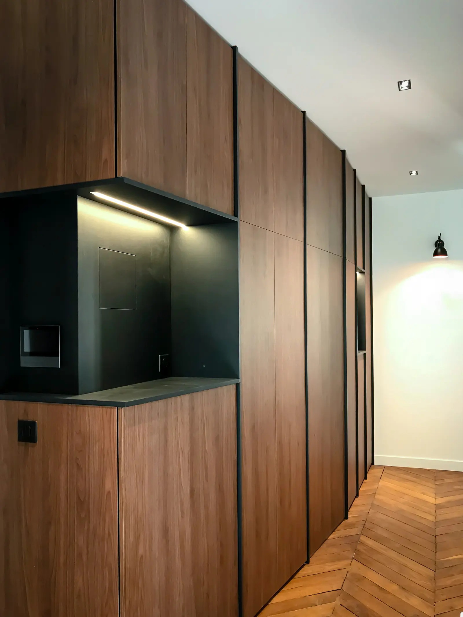 Mur en pierre mis en valeur par la rénovation de l'appartement lyonnais