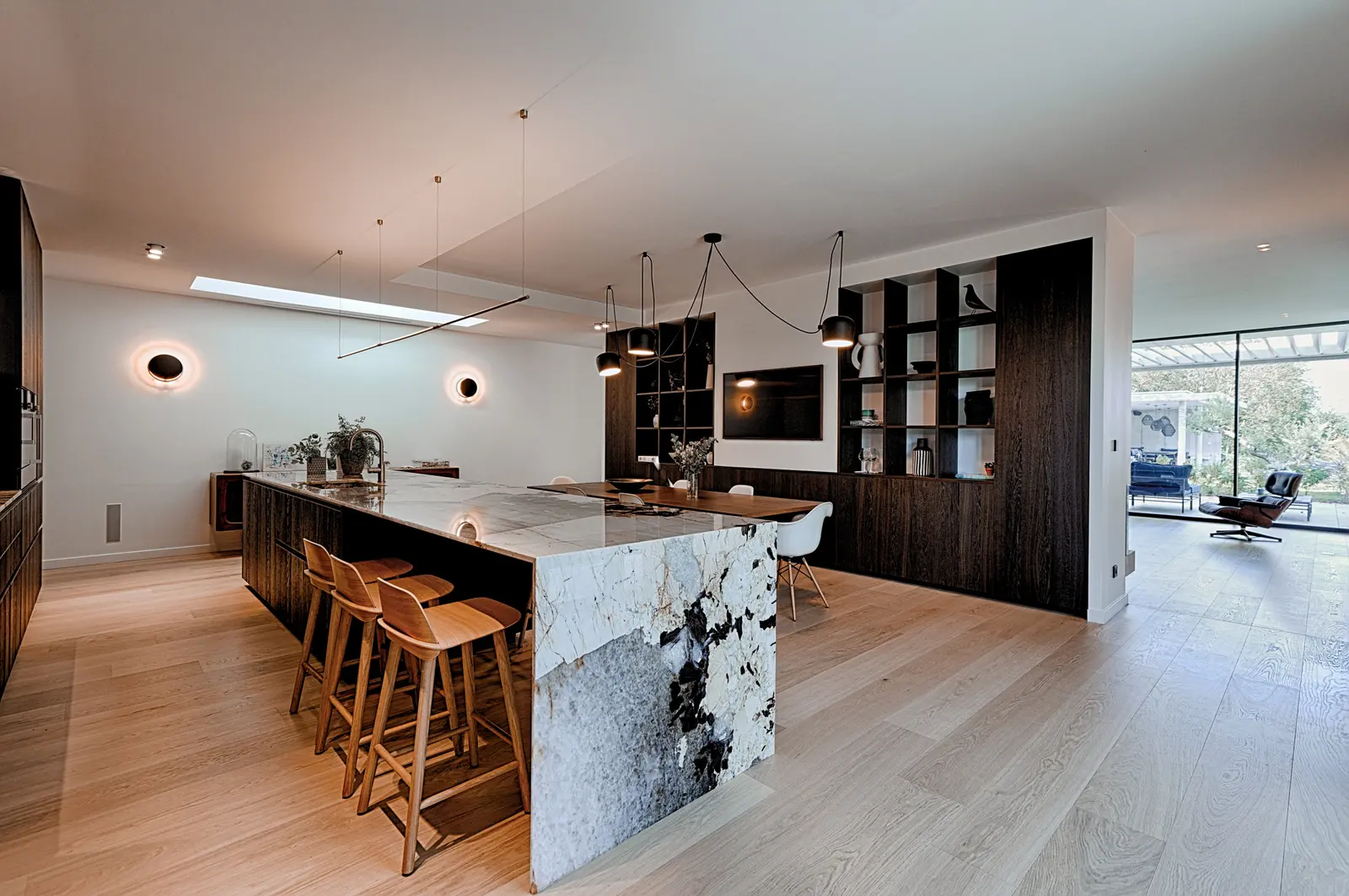 Cuisine sur-mesure de la maison de Tassin, îlot en pierre naturelle et chaises hautes en chêne