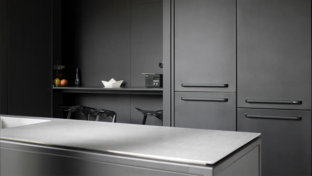 Cuisine en métal noir Vipp de la maison contemporaine de Caluire