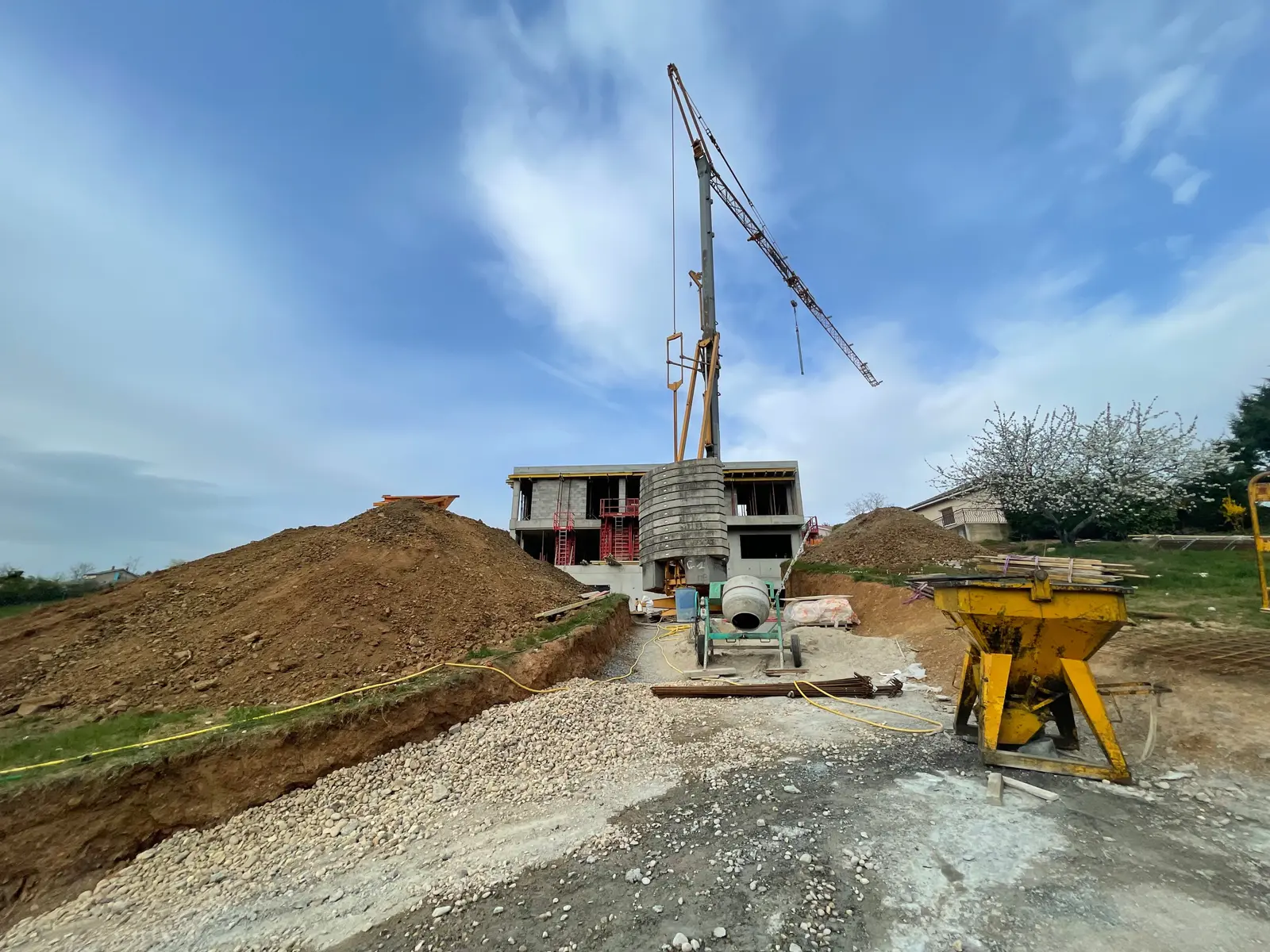 La maison béton et bardage bois pendant le chantier, vue des volumes en construction