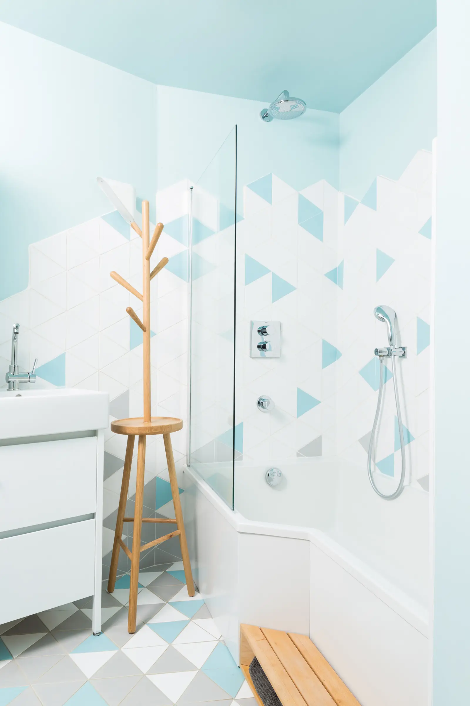 Salle de bain aux carreaux triangulaires de la maison de Caluire
